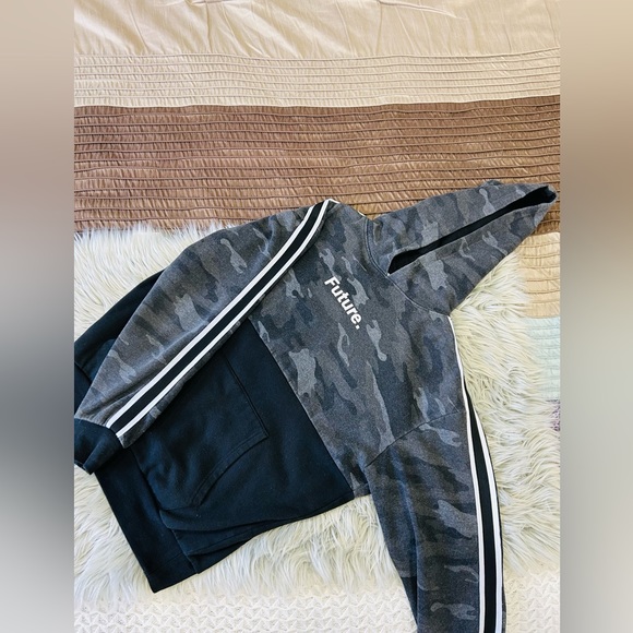 Hoodies and crew neck for sale. - Picture 4 of 16